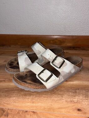 Birkenstock Arizona Women’s Desert Camo Sand, size 41 (US 10-10.5)